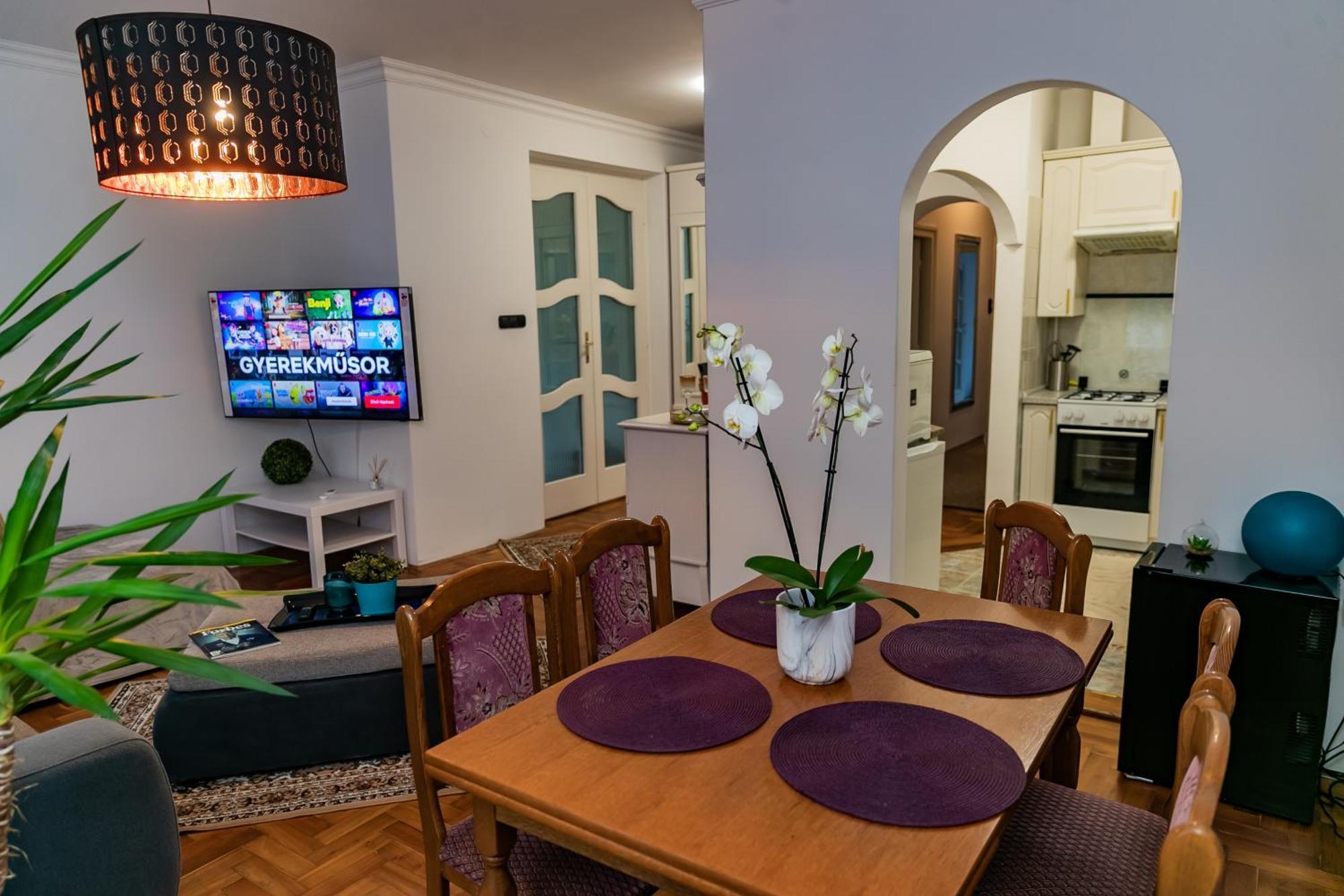 Center House - Otthon, Csak Mashol! *